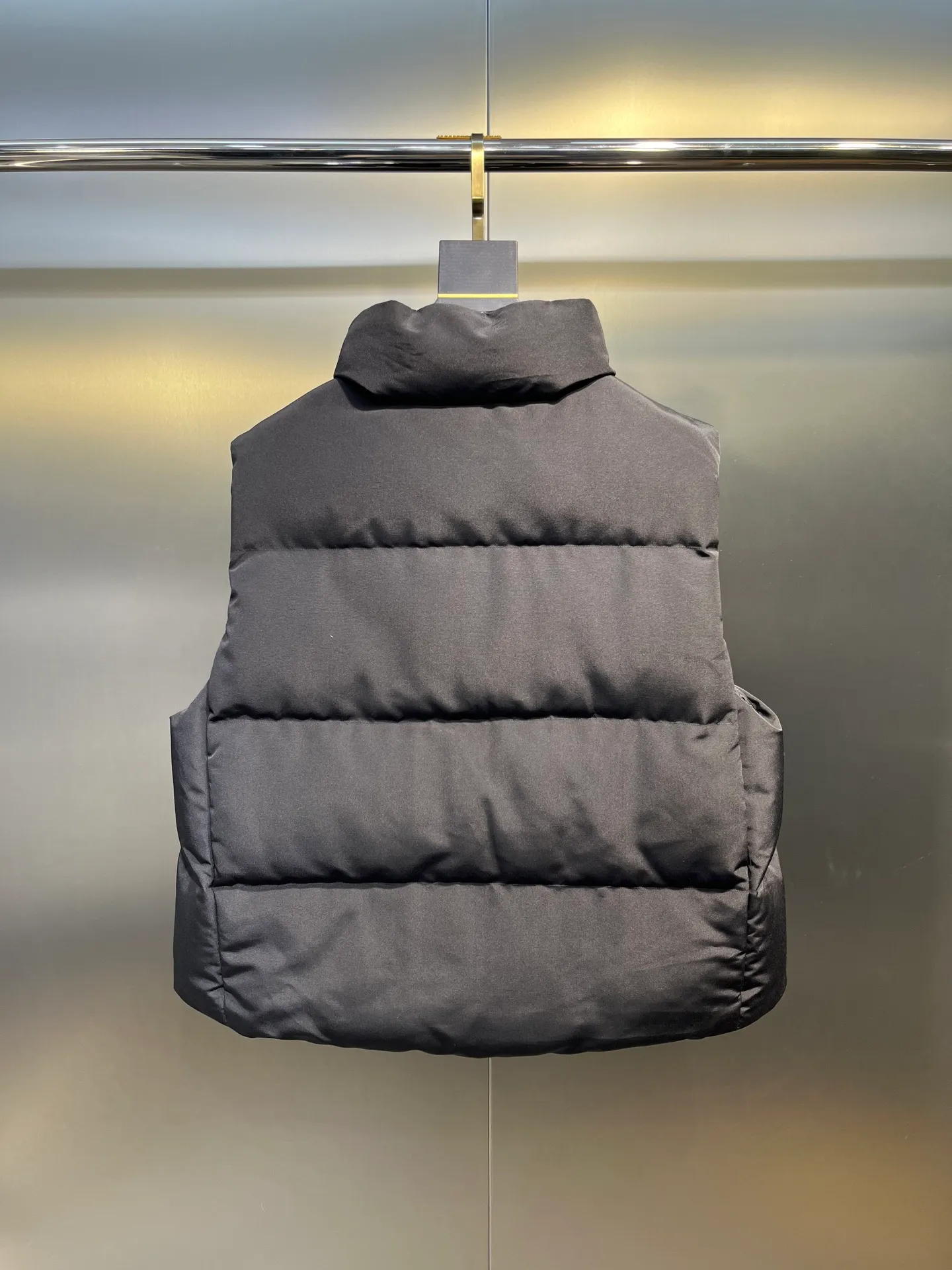 P660 Canadian Grandview black label women's short vest.  Constructed from Arctic Tech recycled fabric®, it features a cinchable hem for sleek styling and storage. Color: Polaris white, black, beige, soft light pink.  Size: s-xl
